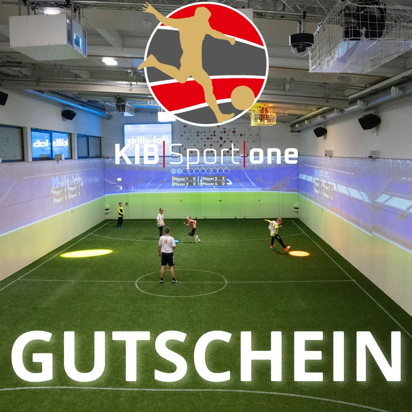 Ein Trainingsmoment von vier jungen Fußball-Schülern und einem Trainer in der Indoor Soccer Halle, darunter der Text "Gutschein".