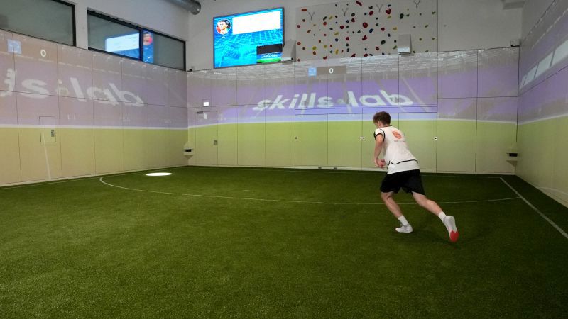 Ein junger Mann trainiert die Skills.lab Übung "Sprintparcour ohne Ball", bei der er sprintend einen Lichtfarbpunkt erreichen muss.